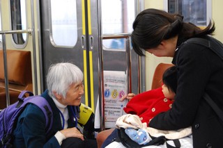 流鉄車内で活動を行う民生委員の写真