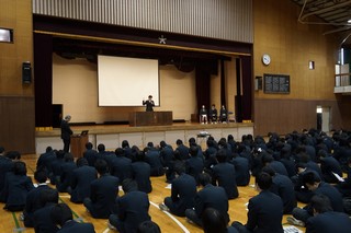 候補者役の演説を聴く生徒たちの写真