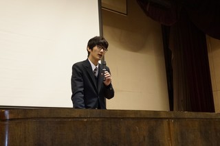 登壇して演説を行っている写真