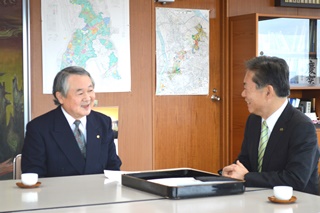 井崎市長と歓談する内さんの写真