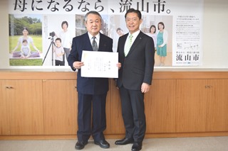 賞状を持った内さんと井崎市長の写真