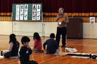 学校ボランティアさんが書道を指導