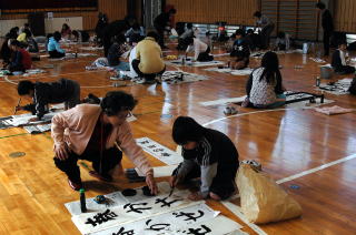 学校ボランティアさんが書道を指導