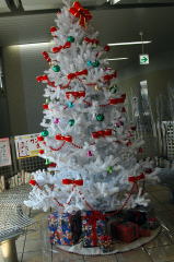 白い大きなクリスマスツリー