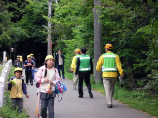 安全パトロール隊が通学路をパトロール