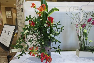 高橋さんの自作花器を用いた作品の写真