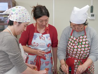 楽しげに会話する渡邉さんと参加者の写真