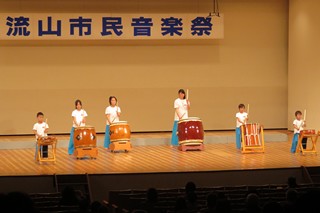 太鼓の演奏を披露している写真