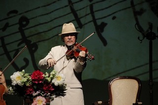 ヴァイオリンを弾くアントニオさんの写真
