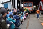 子どもたちが車両と綱引きをしている写真