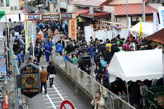 大勢の人で賑わう会場の写真