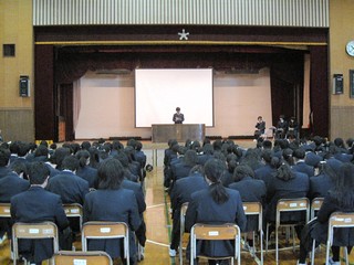 選挙演説を聴いている写真