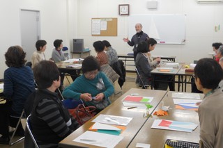 折り方を聴いている写真