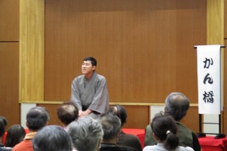 お噺をするかん橋さんの写真