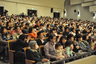 演奏を楽しむ観客の写真