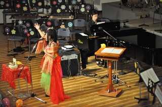 おおたか静流さんが歌っている写真