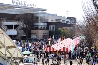 大勢の人が集まる流山おおたかの森駅南口都市広場の写真