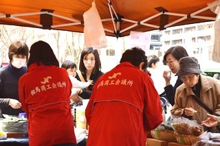 相馬逸品を販売する相馬商工会議所の方の写真