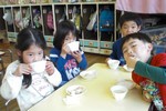 楽しそうにまんじゅうを食べている子どもたちの写真