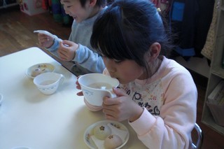 子どもが桜茶を飲んでいる写真