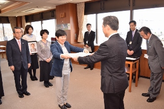 井崎市長から表彰状を受け取る受賞者の写真