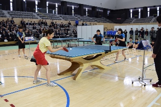 四元さんと対戦する常盤松中学校の生徒の写真