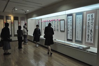 展示作品を眺めている写真