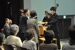 議長が表彰状を手渡している写真