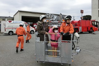 はしご車に乗車している写真