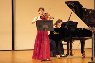 ヴァイオリンを演奏している写真
