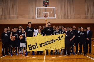 市長と選手皆さんが横断幕を広げている写真