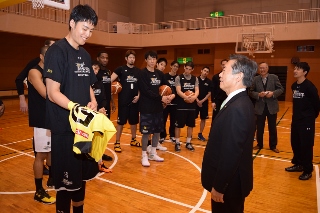 竹内選手から市長にユニフォームが手渡されている写真