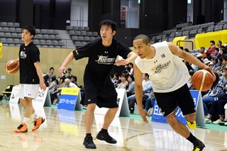 ディフェンスをかわしてゴールへ向かう選手の写真