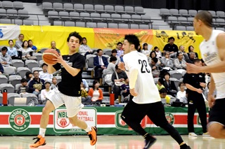 パスを回しながらコートを駆け抜ける選手の写真