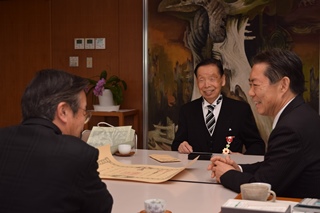 市長、副市長と歓談する伊藤さんの写真