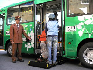 障害者やお年寄りにも配慮されたバスです。