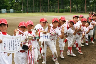 賞状と優勝トロフィーを持つカージナルスの選手たちの写真