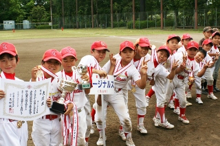 賞状と優勝トロフィーを持つカージナルスの選手たちの写真