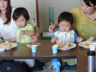 食事する子どもたちの様子