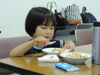 食事する子どもたちの様子2