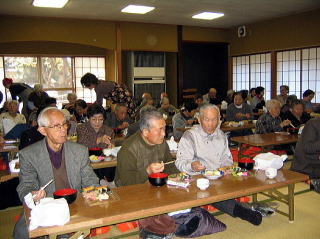 「どじょうすくい」などで楽しいひと時を