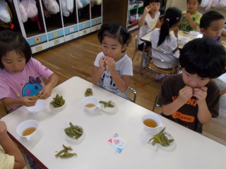 枝豆を食べる子どもたち