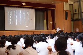 水代さんの講演の様子の写真