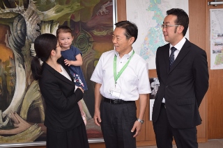 ご両親と佳代ちゃん、救う会代表・佐藤さん、市長の写真