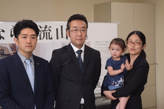 救う会代表・佐藤さんとご両親、佳代ちゃんの写真
