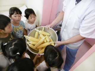 とうもろこしを調理室へ