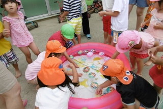 水風船で遊ぶ児童たち