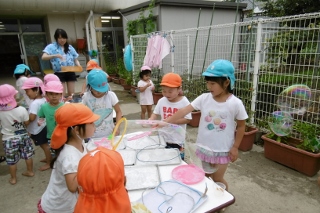 水風船で遊ぶ児童たち