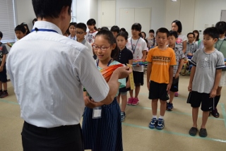 折り鶴の手渡し