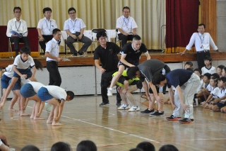 白熱した競争となった馬跳び競争の写真